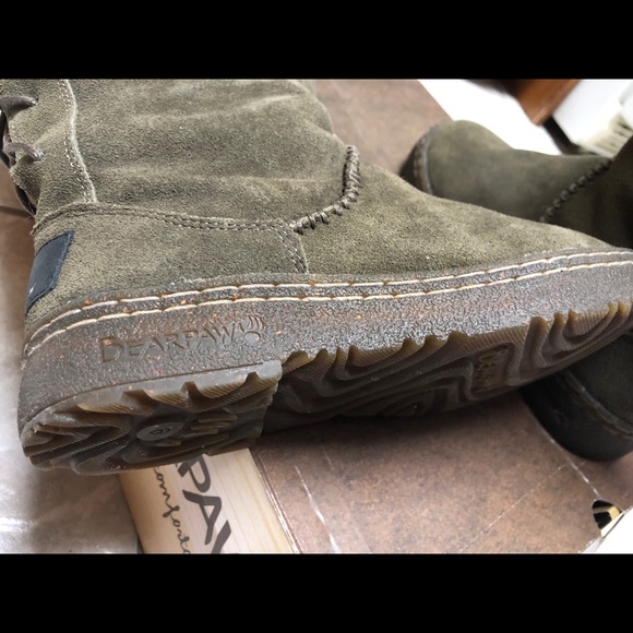 Bearpaw suede winter boots. Lace up back. Super warm and comfortable. Size 6 - Picture 3 of 7